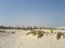 Vue des hôtels pour italiens, de la plage et potiche jaune DSC00266.JPG