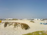 Vue des hôtels pour italiens, de la plage, potiche jaune et chien DSC00267.JPG